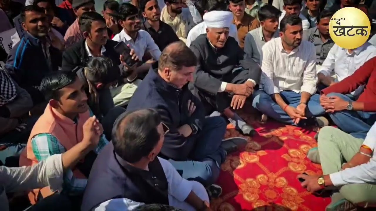 सांसद उम्मीदराम बेनीवल और जिला अध्यक्ष लक्ष्मण पहुंचे बाड़मेर में चल रहे बेरोजगार युवा के धरने पर...