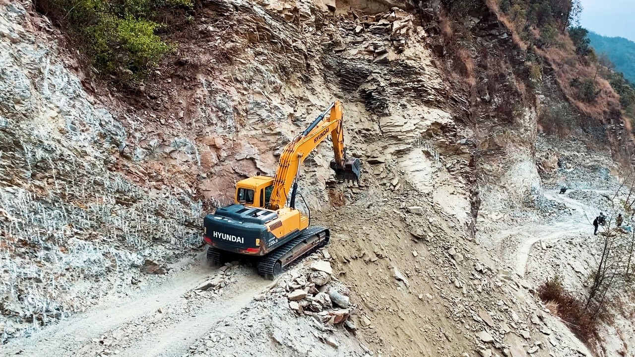 Unbelievable Mountain Jungle Road Building – Excavator Working in Dangerous Conditions