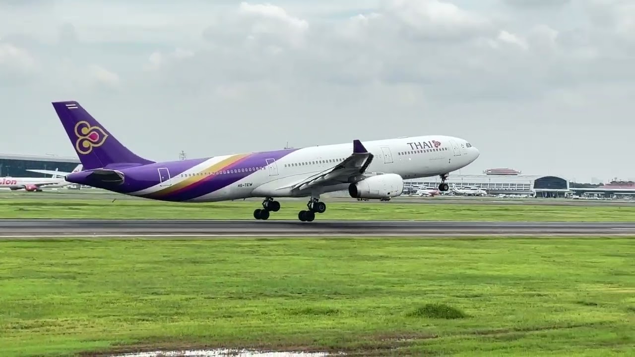 Landing Airbus A330 - Thai Airlines @rumah oren