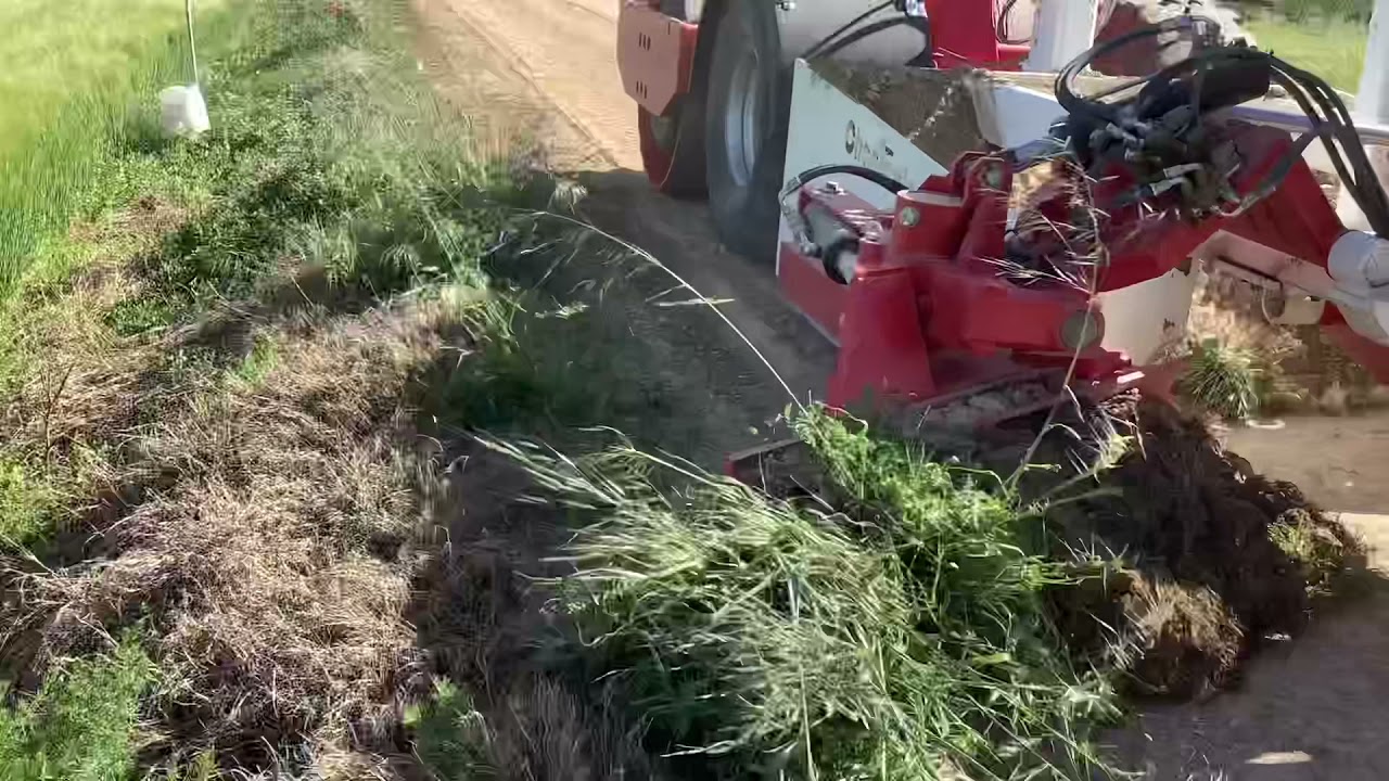 Arreglando y ensanchando caminos en Novales (Huesca) con la Niveladora Chaptools
