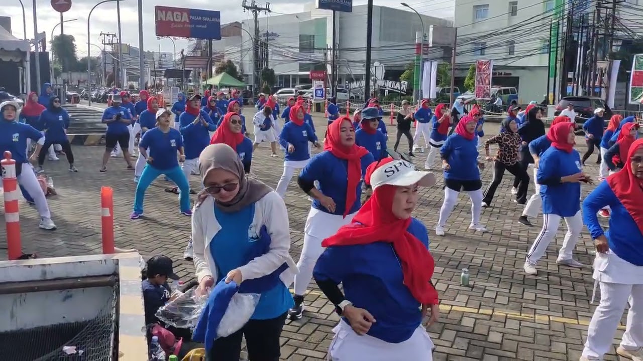 Sabtu pagi acara event dolpin di naga swalayan jatirahayu bekasi