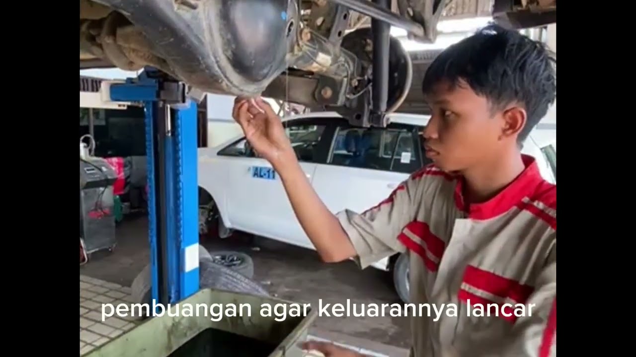 SAIPUL RAHMAN(XII C) MENGGANTI OLI LENGKAP MOBIL INNOVA DIESEL