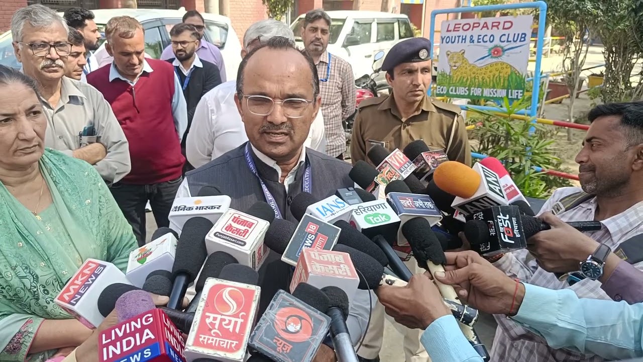 हरियाणा में बोर्ड परीक्षा शुरू, भिवानी के सेंटर का निरीक्षण कर बोले BSEH चेयरमैन डॉ. पवन शर्मा