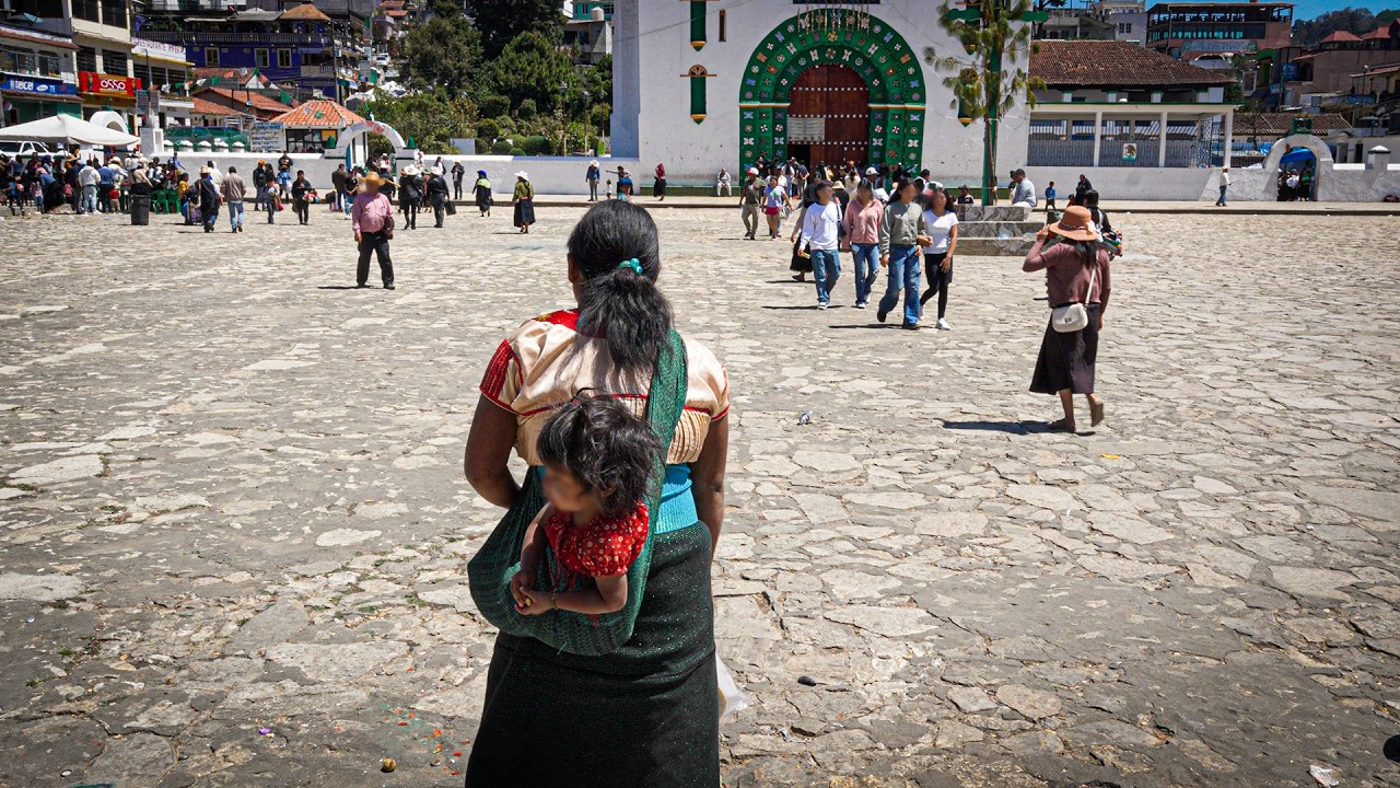 En este templo mexicano SACRIFICAN POLLOS y la Coca Cola es sagrada | San Juan Chamula