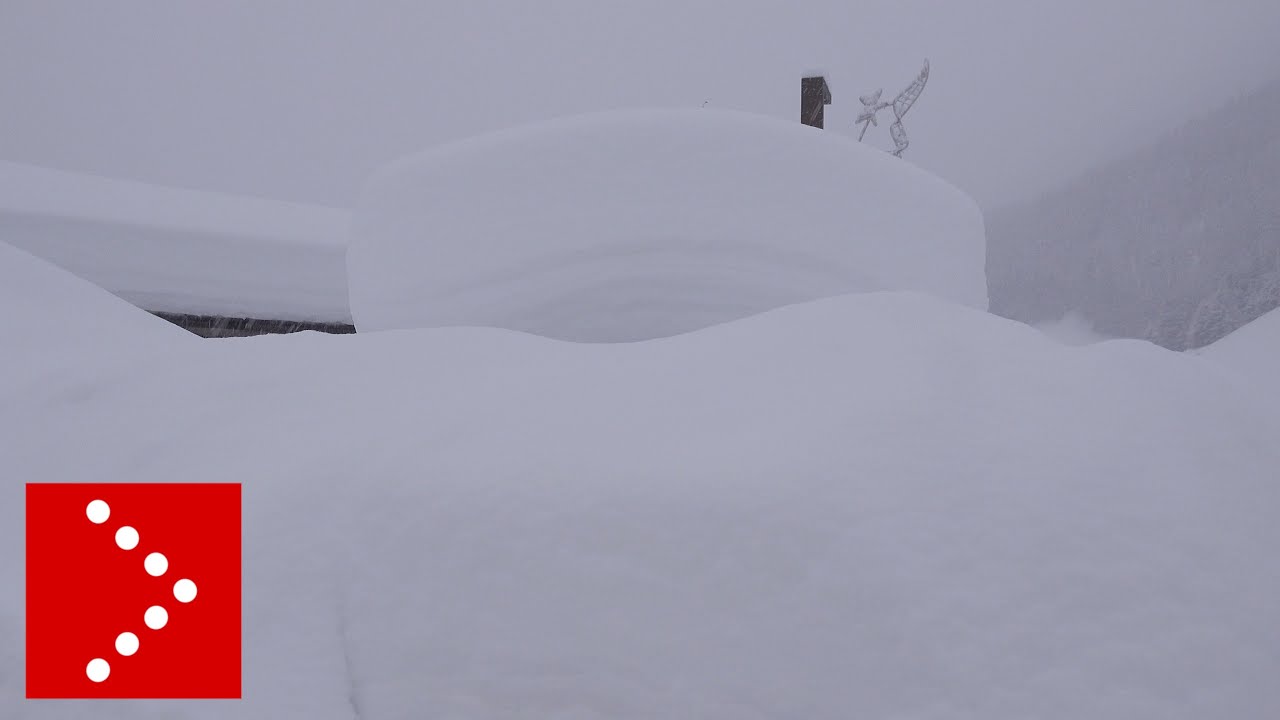 Casere sotto spessa coltre neve: telecamera sempre accesa