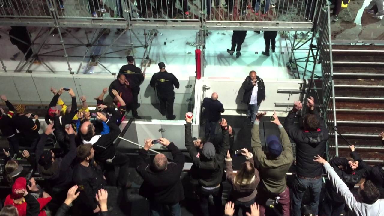 SC Bern Schweizer Meister 2015/16: Die Fans empfangen die Spieler in der PostFinance-Arena