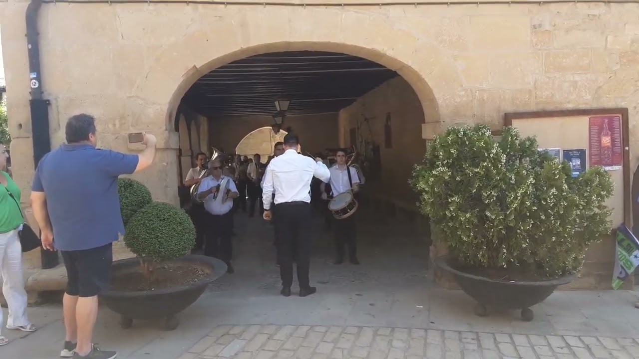 bajando a la iglesia de san andres en elciego
