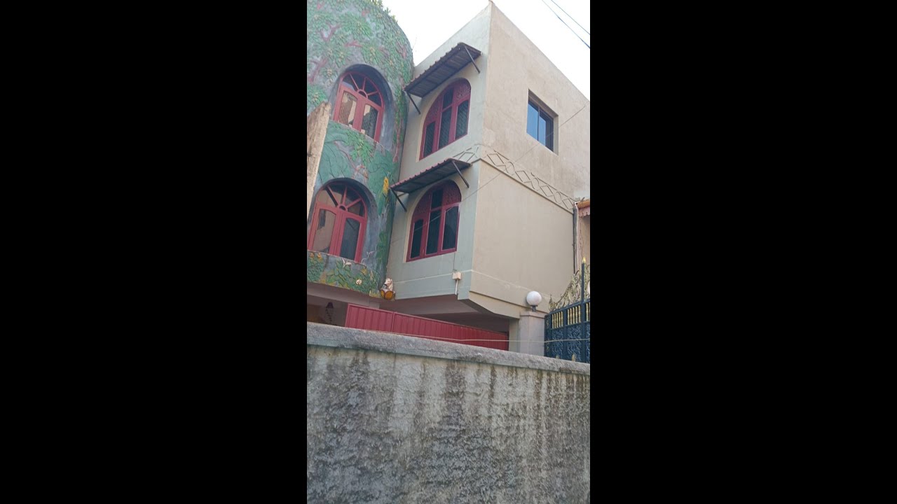 Bambalapitiy, Shrubbery Gardens, 5 Bedrooms Upstairs House, on 7 Perches Land for Sale.