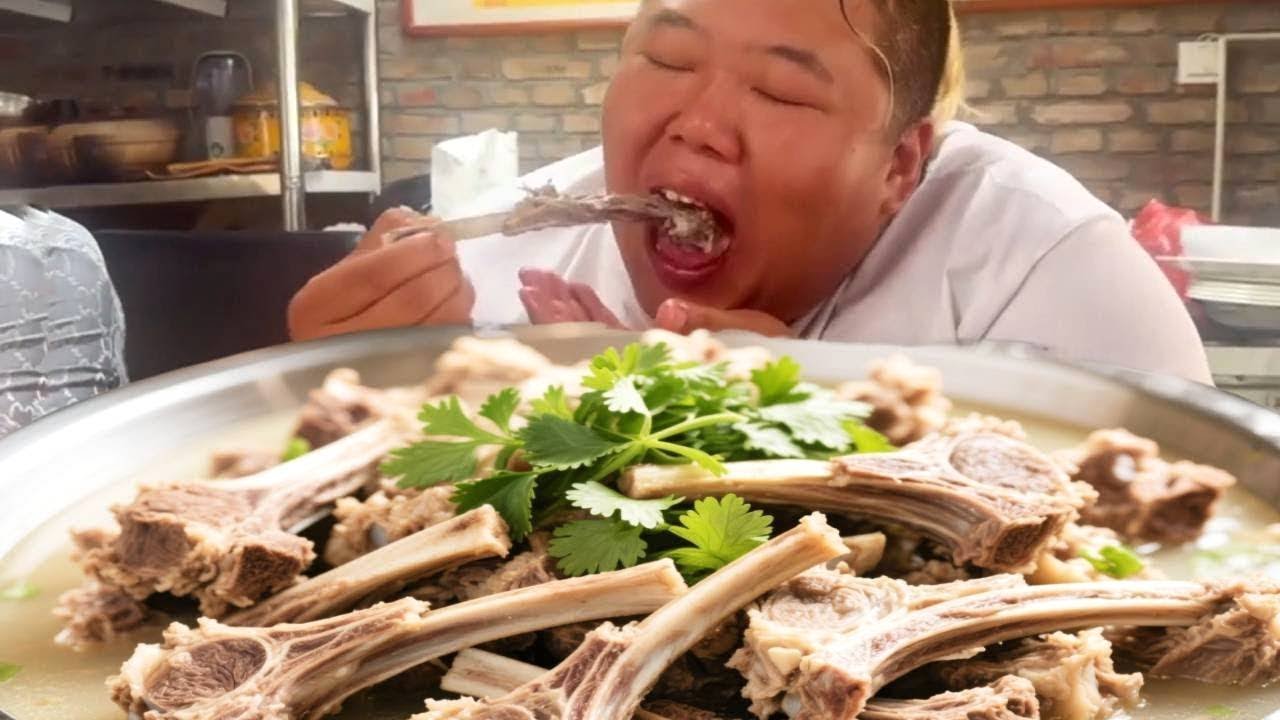Monkey Brother made braised lamb chops today. Just grab them and eat them. It’s so satisfying!