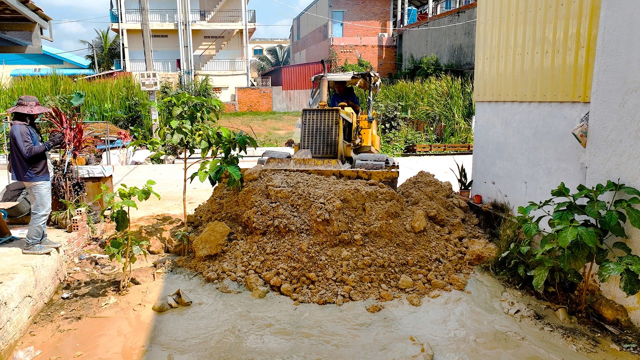 Start Opening a Wonderful Project! Landfill on Flooded Garbage Area Using Skill Dozer with 5T Truck