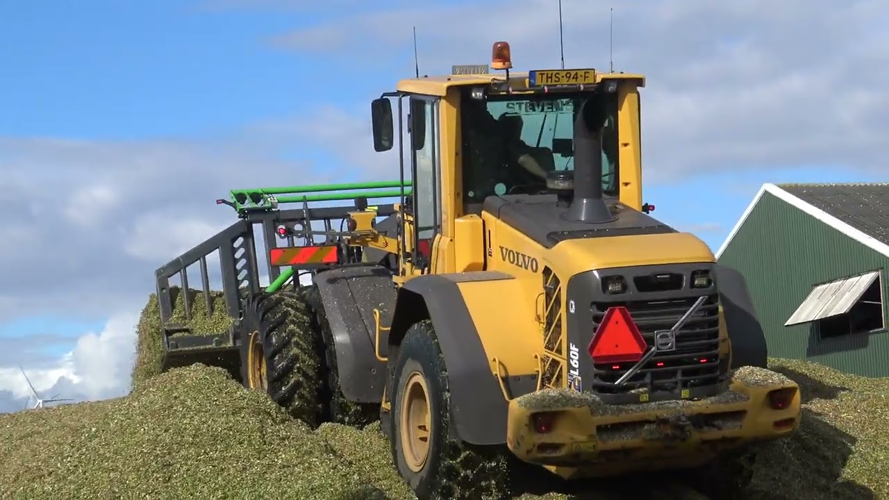 MAIS KUIL AANRIJDEN MET EEN VOLVO L 60 F