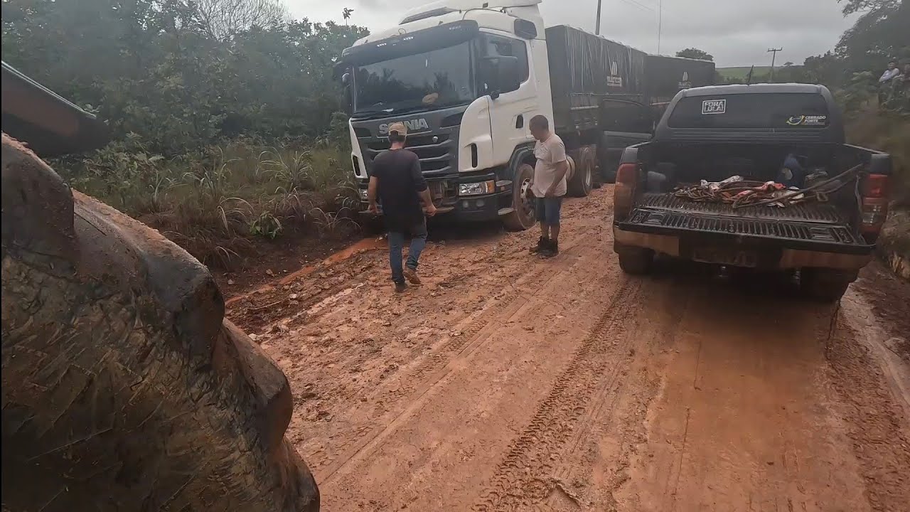 Pegando caminhão atolado  e o serviço não para 