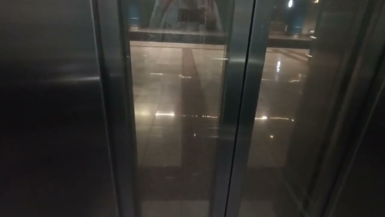 Το ασανσέρ στον σταθμό του μετρό Αγία Μαρίνα προς Αεροδρόμιο