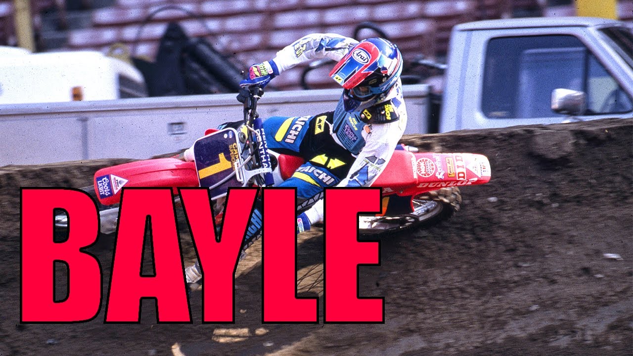 BAYLE, DEL CAMPO AL ASFALTO
