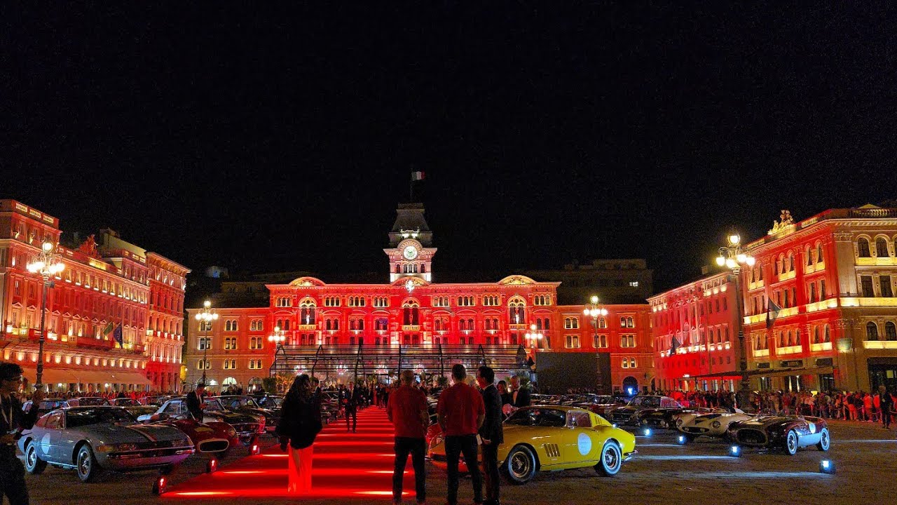 "Ferrari Cavalcade Classiche 2024" Piazza Unita' d'Italia si tinge di Rosso