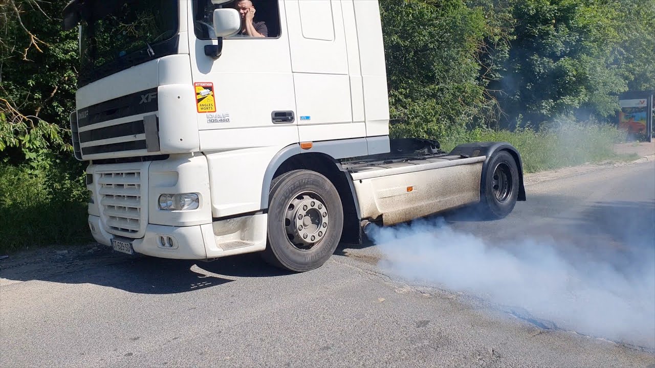 UN CAMION AVEC UNE BIELLE TORDUE
