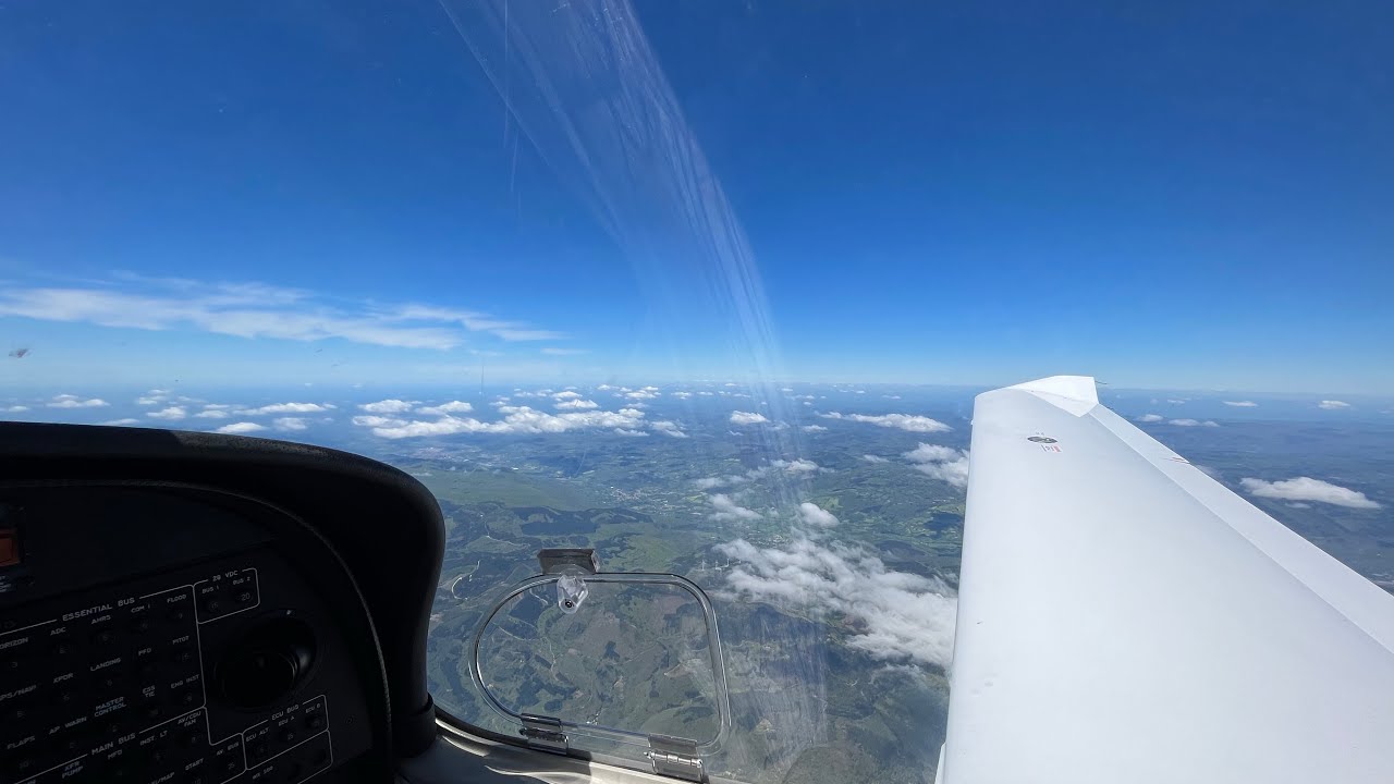 Approach + Landing at Montpellier Airport DA40 ESMA