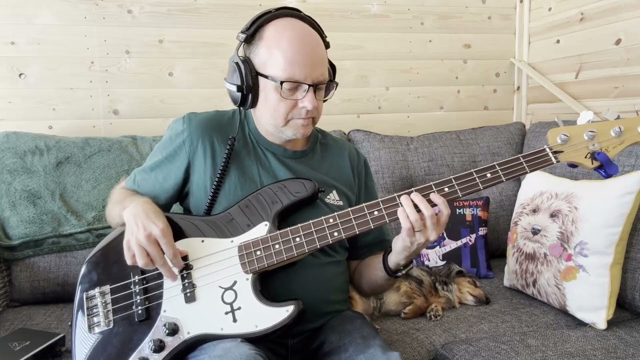 Michael Jackson - Beat It (bass cover)
