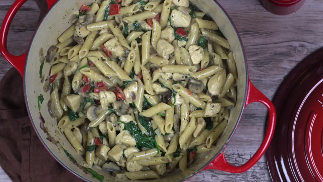 Eenpansgerecht! Pasta met kip en champignons in romige saus