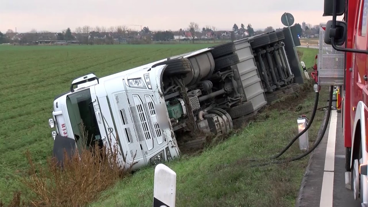 St.Leon: Sattelzug auf der L 546 umgestürzt