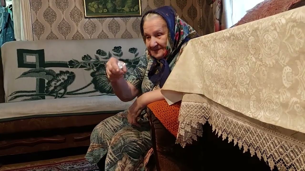Мария Егоровна хвалится подарками