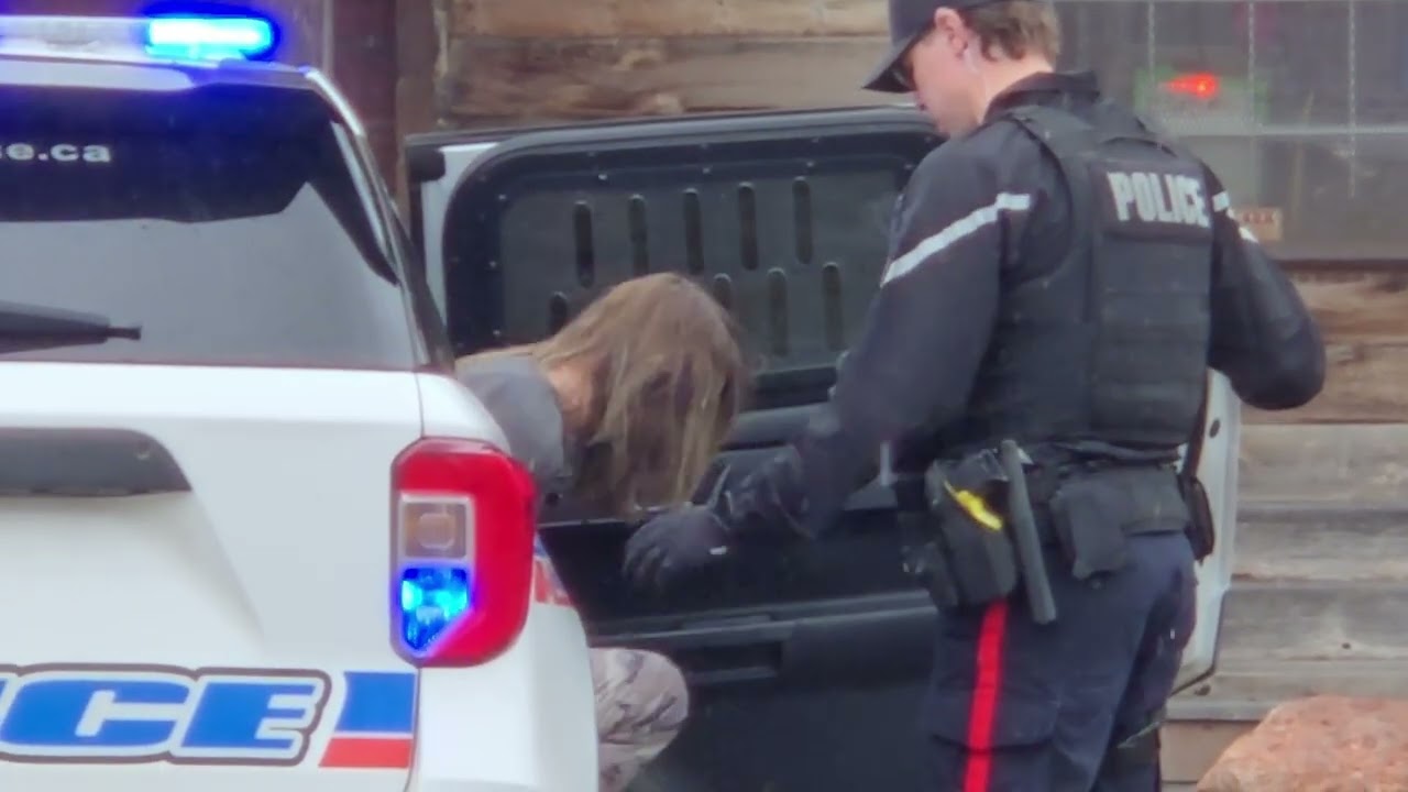 Regina Police guns drawn, clearing vehicle Dewdney Avenue
