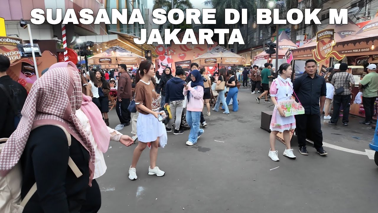 Suasana Menjelang Malam Minggu Di Blok M Jakarta, banyak muda mudi Kesini