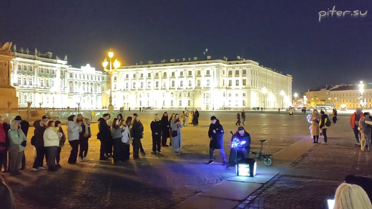 Китаец требует ПЕЛЬМЕНЬ! в Питере на Дворцовой площади
