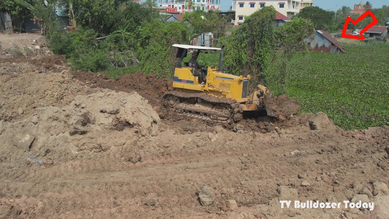 Best New Activity Work D30P Komatsu Bulldozer Pushing Soil Into Lakes And Dump Trucks