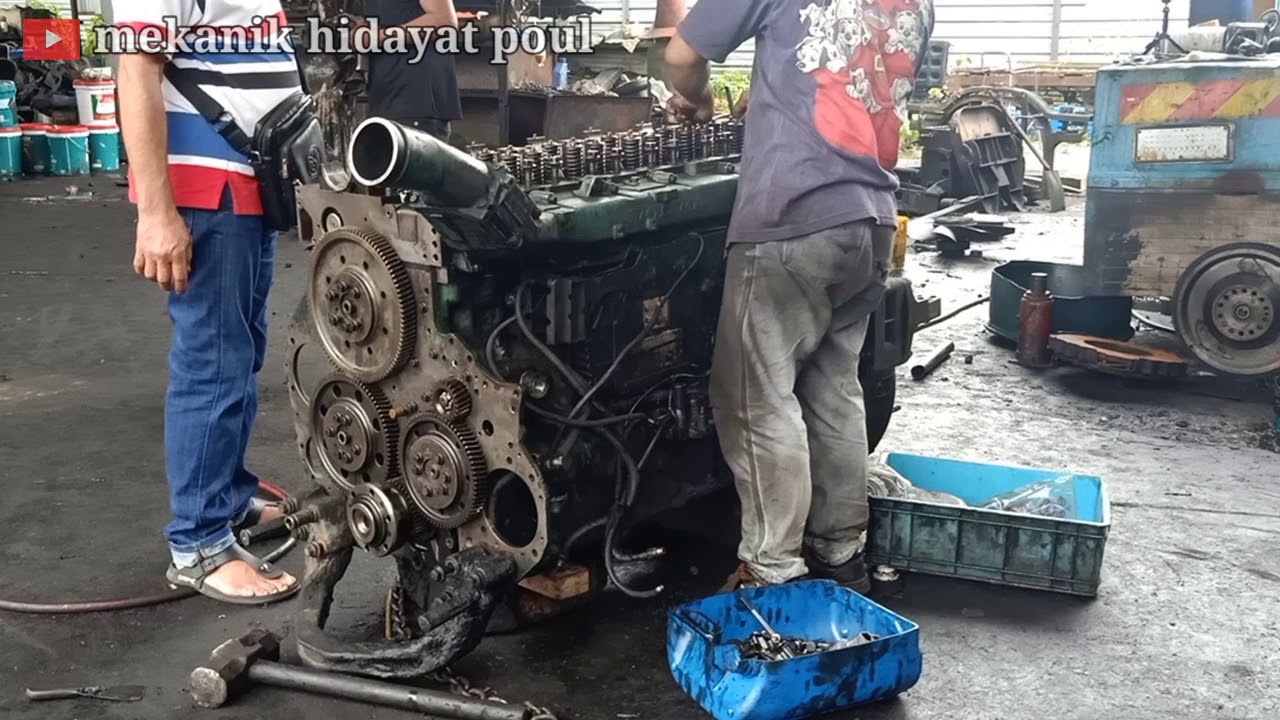 Merakit komponen/pasang CYLINDER  HEAD VOLVO D 13
