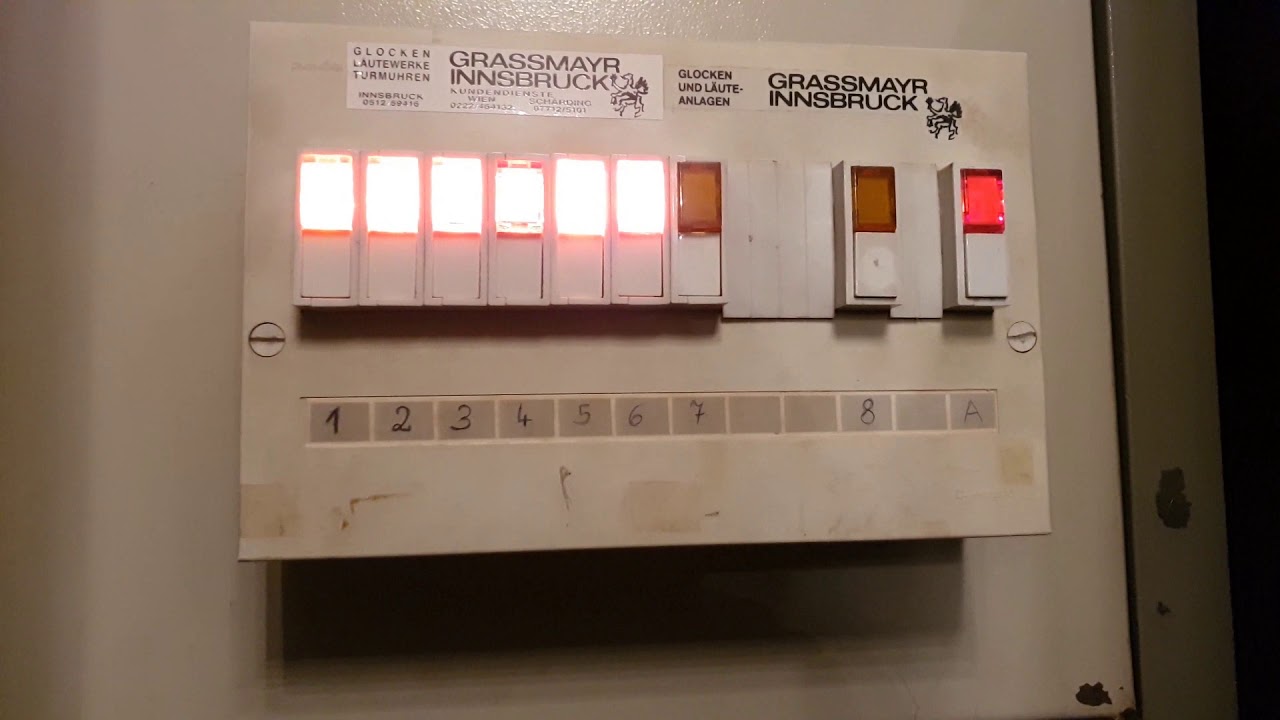 Graz (A-St) Dom St.Ägidius Einläuten von Allerheiligen an der Schalttafel