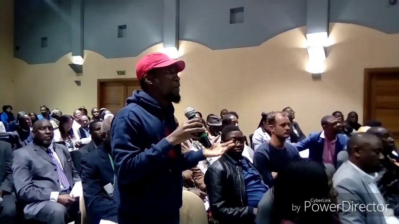 Job Amupanda by die Khomas Streekkonsultasie vir die Nasionale Grondkonferensie begin