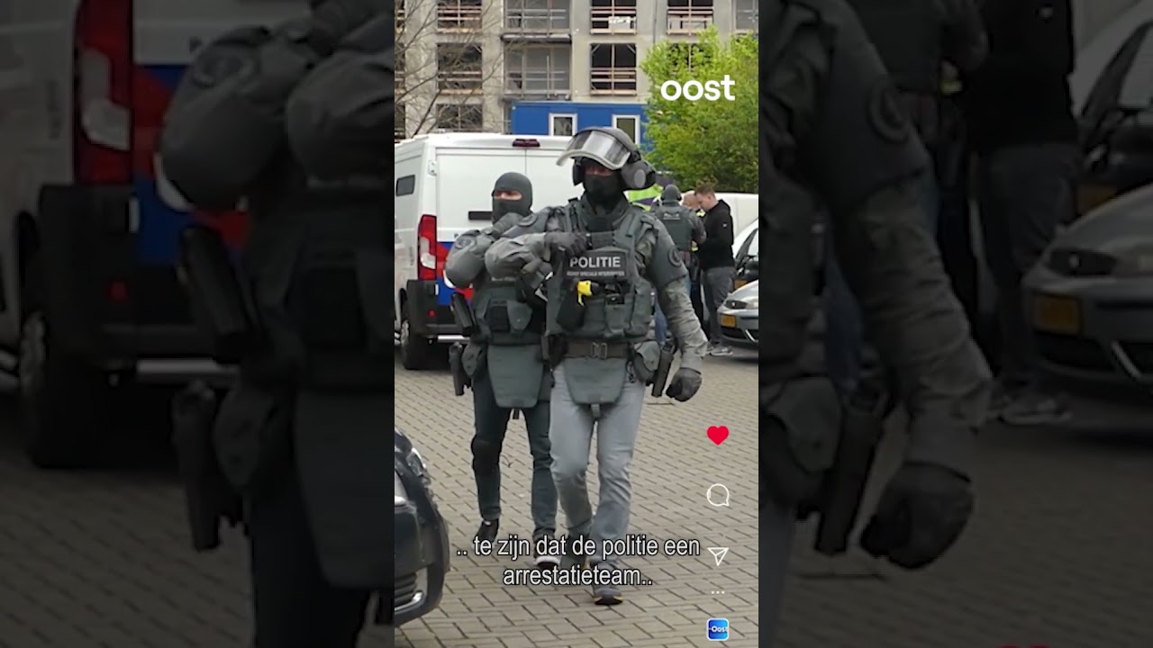 Zwaar geschut bij politie inval in Enschede #Oost #inval #mobieleeenheid  #politie