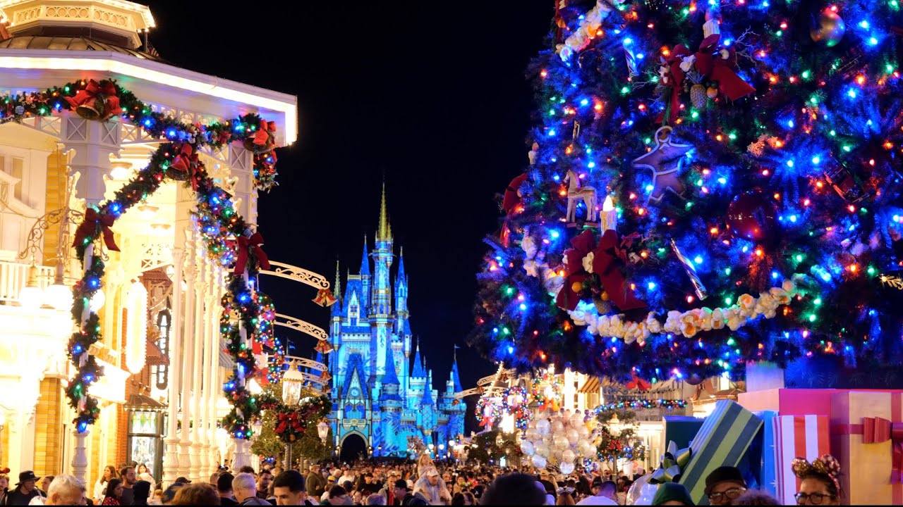 Magic Kingdom 2025 Night Tour & Walkthrough w/ Christmas Decorations in 4K |.  Walt Disney World