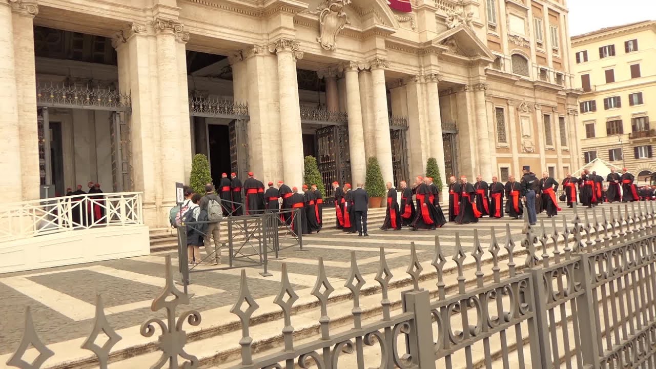 Papa Francesco, i Cardinali a Santa Maria Maggiore per l'omaggio alla tomba. Tra loro Tagle