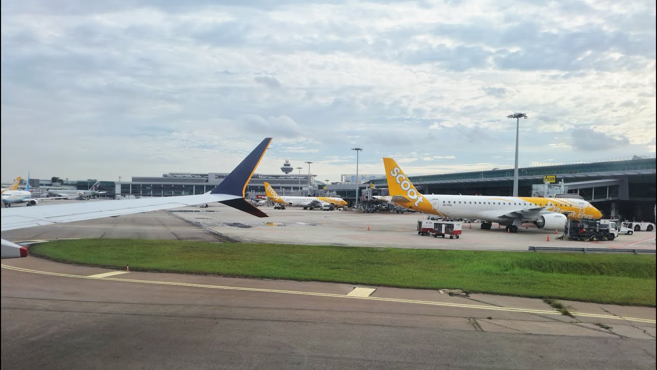 Singapore Airlines Boeing 737 MAX 8 landing in Singapore Changi