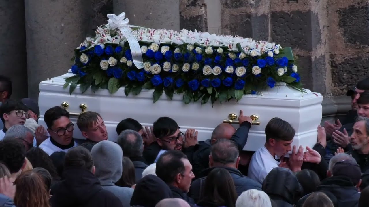 Dolore e rabbia ad Adrano ai funerali dei 3 braccianti morti sulla strada