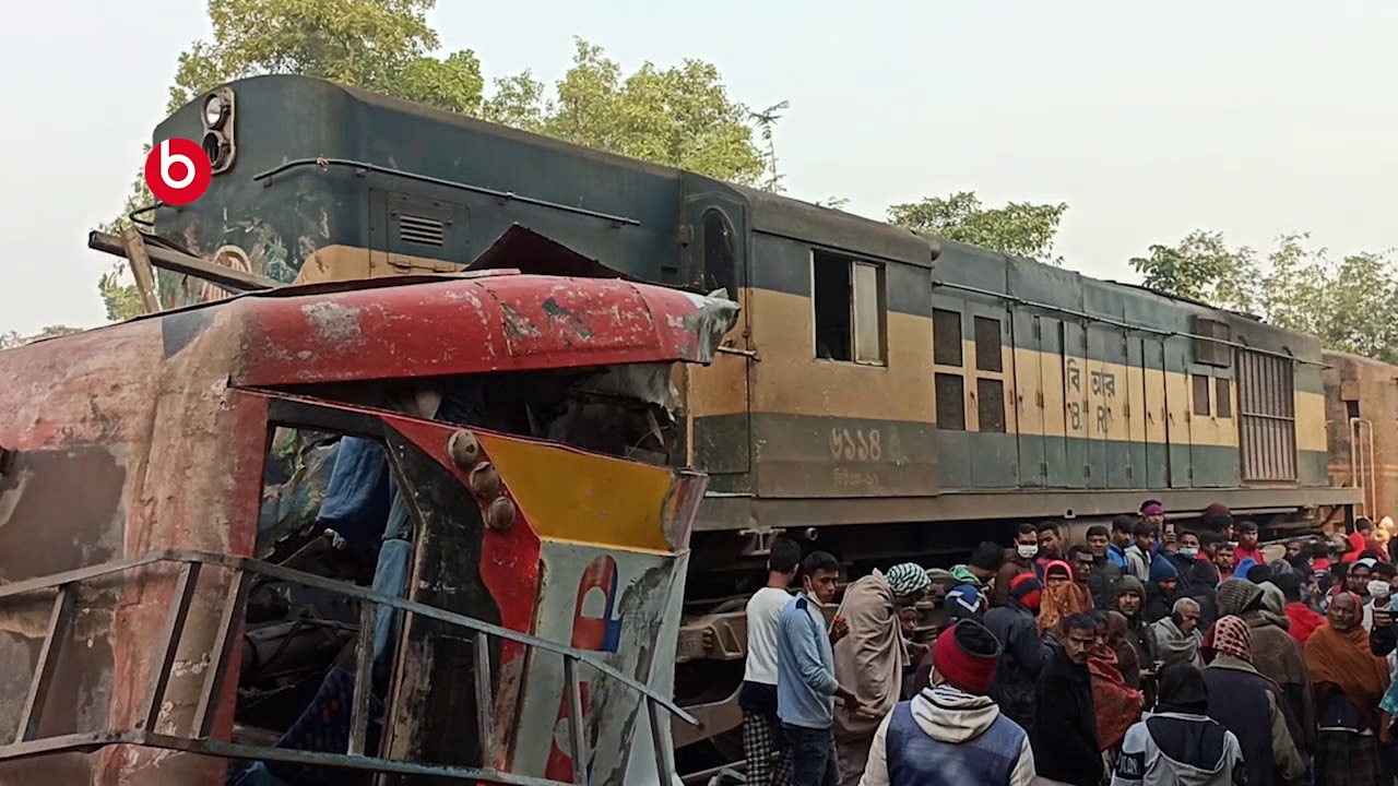 11 killed in bus-train collision in Joypurhat || জয়পুরহাটে ট্রেনের সঙ্গে বাসের সংঘর্ষে নিহত ১১