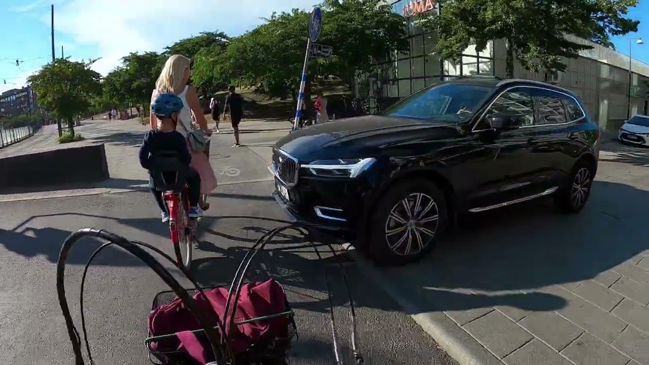 2022 06 11 Bilar i cykelfält med STOPförbud - hindrar cyklister