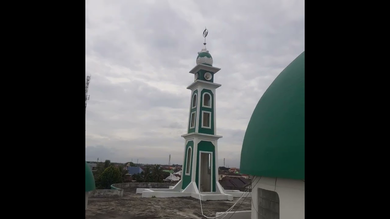 Di pucuk Kubah Masjid Al-Ittihad Way Hitam