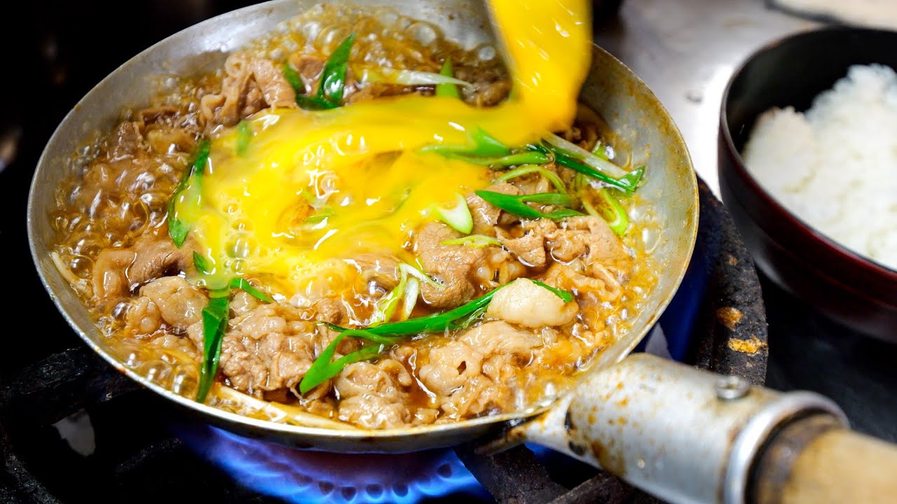 Котлета из свинины! Темпура! Крупный план оживленного местного ресторана Udon перед вокзалом!