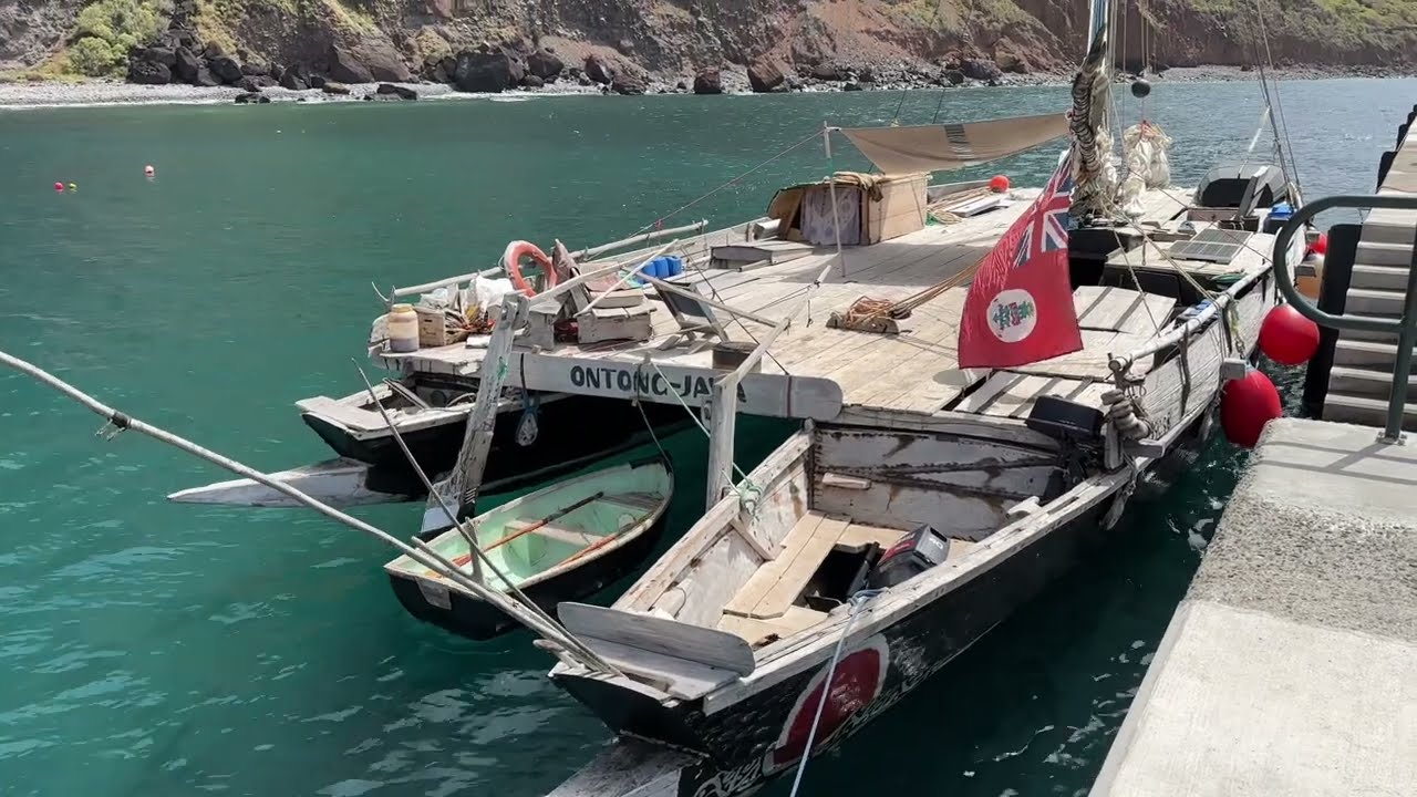 Canoa suscita curiosidade no Paul do Mar