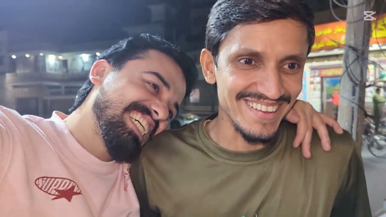 Aj Aftri Saqib Bhai Na krwayi Or Bad Ma Asad Or Saqib Ke cutting krwana ka leya gaya Sab Dost.🥰