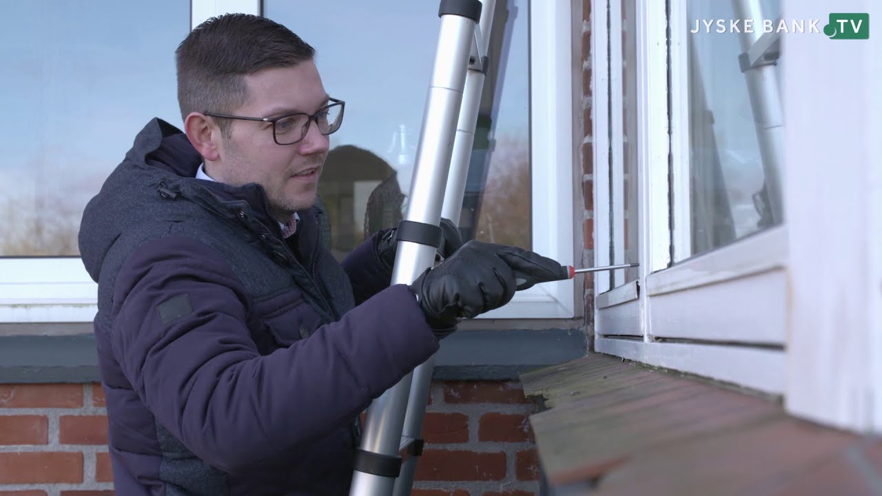Bygningssagkyndig og energikonsulent fra Botjek udfører et Jyske Energi- og Boligeftersyn
