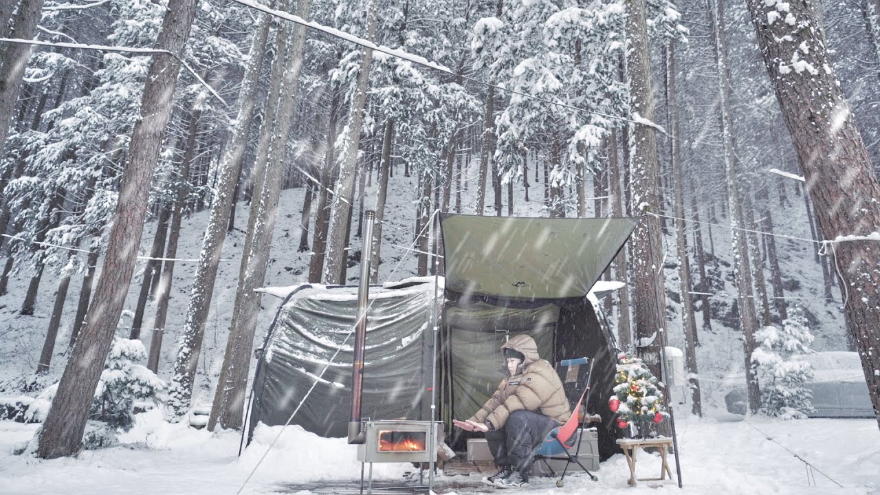 Schneeiger Camping, ruhiger und schöner koreanischer Wald