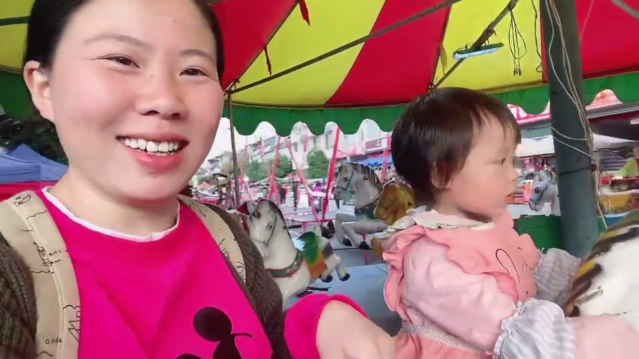 农村美食交流节，小娜激动地带着嘉曦去体验，现场让人有点失望 #美食节#旋转木马 #孩子的快乐很简单