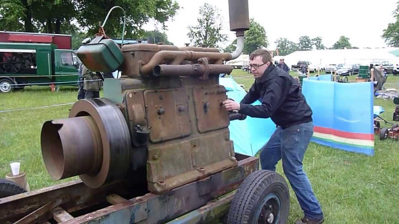 Start of a Lister 4 Cylinder by hand,stationary engine,Station&auml;rmotor,Dieselmotor,Lister