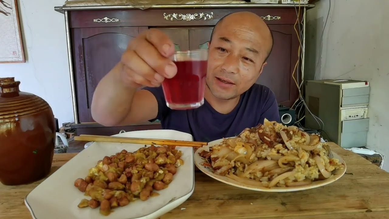 50度的白酒泡黑梅子，牛肉洋葱炒米饭配炸花生，吃喝就是过瘾 #下酒菜