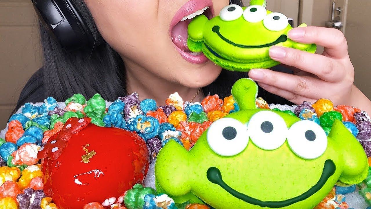 ASMR HEART MOUSSE CAKE and MACARONS DISNEY TOY STORY ALIENS (Eating Sounds) | No Talking ASMR Phan