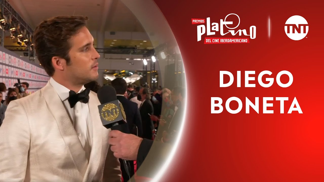 Diego Boneta en la alfombra roja de los Premios Platino® 2021